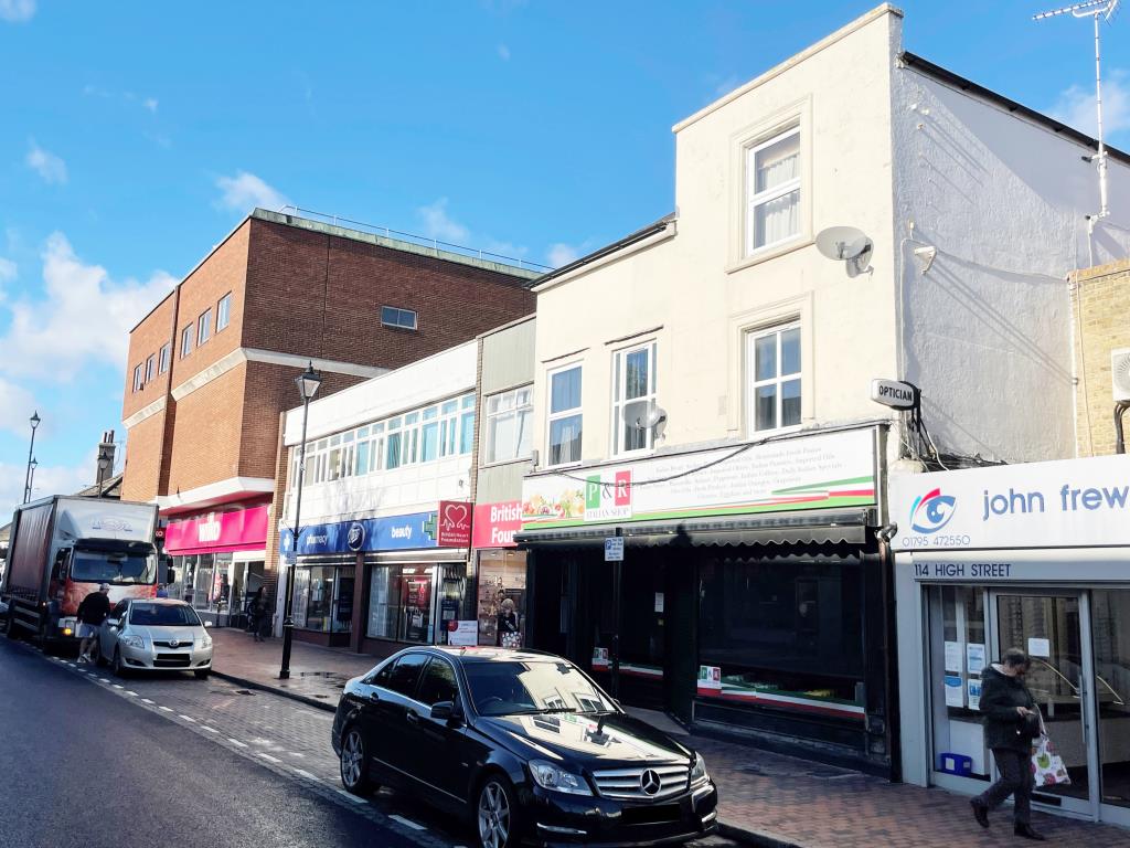 Lot: 130 - VALUABLE FREEHOLD TOWN CENTRE RETAIL AND RESIDENTIAL INVESTMENT -